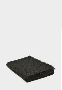 Coperta nera tessuta con superficie testurizzata e bordi frangiati, caratterizzata da sottili accenti argentati distribuiti su tutta la stoffa.
