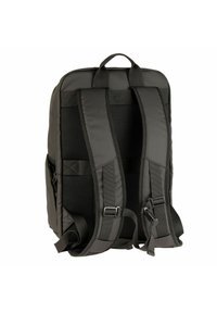 Czarny plecak z wyściełanymi, regulowanymi szelkami, siateczkowymi detalami i górnym uchwytem. Posiada boczną kieszeń na zamek oraz gładką, trwałą tkaninę.