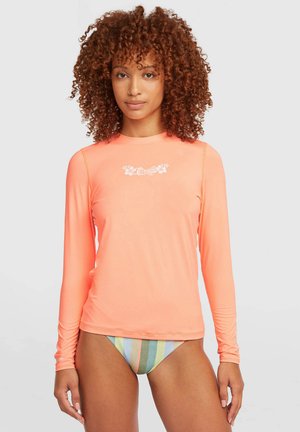 Rash guard corail à manches longues avec un logo floral O'Neill sur la poitrine ; porté avec un bas de bikini rayé multicolore ; tissu lisse et extensible.