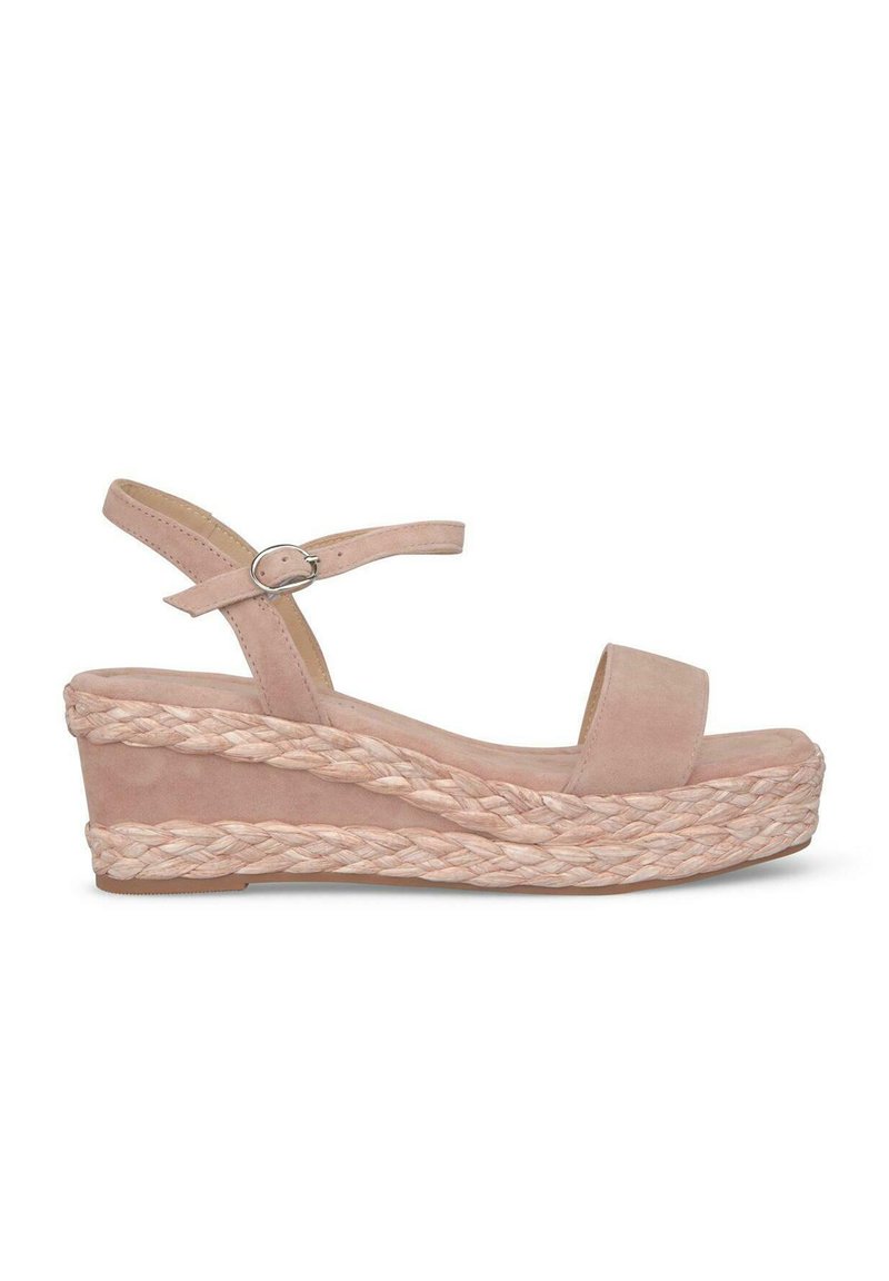 Sandali con tacco a cuneo in suede rosa, caratterizzati da una piattaforma in juta intrecciata e una cinghia alla caviglia regolabile con fibbia argentata.