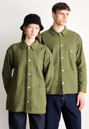 ESSENTIAL OVERSHIRT UNISEX - Suvejakk - dark greenery