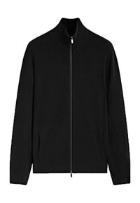 Giacca nera con zip e colletto alto, realizzata in tessuto liscio, dotata di tasche laterali e design minimalista senza motivi o accenti.