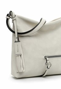 Helles graues Lederhandtasche mit schlaffem Design, schwarzem Tragegurt, silbernen Beschlägen, Reißverschlussfach und Quastenakzent.