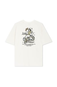 T-shirt blanc avec un graphique coloré représentant une figure avec un serpent et un texte en dessous. Manches courtes et coupe décontractée. Fabriqué en coton.