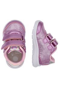 Glittriga rosa träningsskor med dubbla kardborreband, nättextur, vita gummisulor och vadderad innersula.