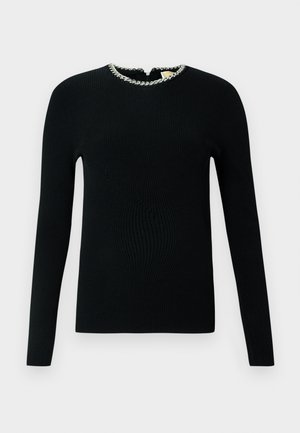 Czarny prążkowany sweter z długim rękawem, z falowanym dekoltem ozdobionym metalicznymi akcentami, zapinany z tyłu.