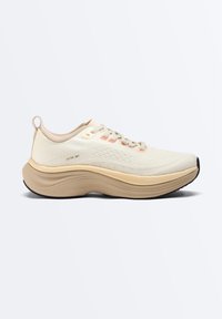 Chaussure de course moderne beige avec semelle épaisse et amortie, devant à lacets et dessus en maille texturée, présentée en profil sur fond blanc.