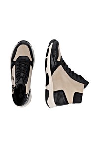Baskets montantes en daim beige et cuir verni noir. Présentent une semelle noire texturée et un design à lacets avec une fermeture éclair sur le côté.