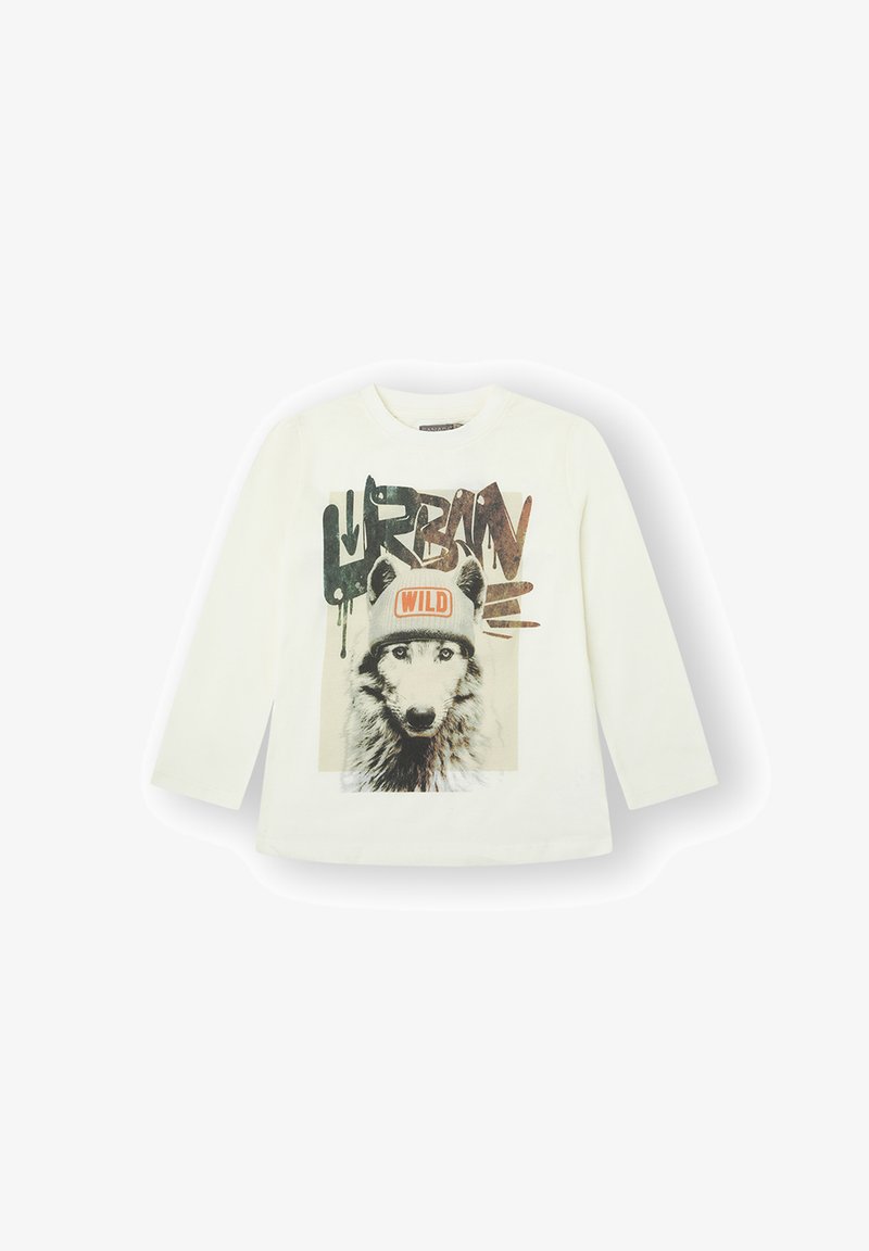 Camiseta blanca de manga larga con un estampado gráfico de un lobo con un sombrero y el texto "URBAN WILD" en varios colores. Material de algodón.