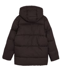 Melna pūkaina jaka ar kapuci, quilted dizains ar horizontāliem rievām un gludu, matētu virsmu. Nav redzamu detaļu vai akcentu.