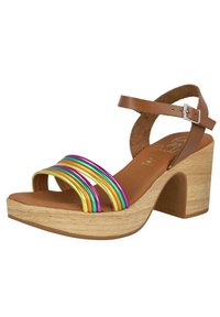 Sandalia de tacón de cuero marrón con correa en el tobillo ajustable, que presenta bandas a rayas multicolores en morado, amarillo, verde y rosa, sobre una plataforma de madera.