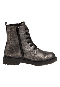 Bottes chevilles grises métalliques avec un motif reptilien texturé, dotées d'un laçage à l'avant et d'une fermeture éclair sur le côté, sur une semelle noire robuste.