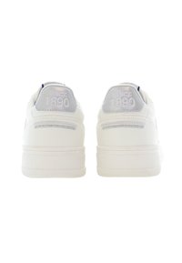 Vita lädersneakers med vadderade kragar, med en silverdetalj och med "SINCE 1890" präglat på hälen, texturerade gummisulor.