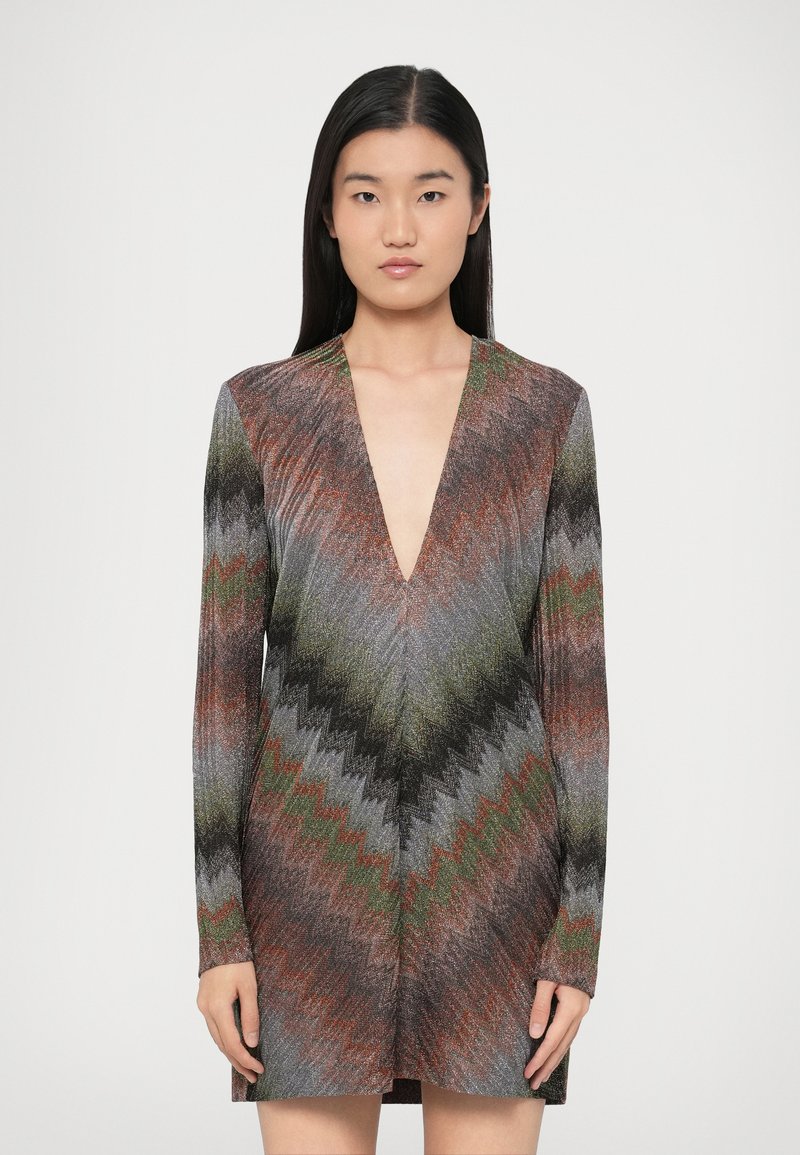 Šaty s dlhým rukávom, hlbokým véčkovým výstrihom, farebným cikcak vzorom v odtieňoch sivej, hrdzavej a zelenej, vyrobené zo štruktúrovanej elastickej tkaniny.