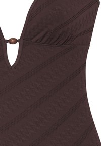 Braun gemusterter Badeanzug mit V-Ausschnitt, strukturiertem Stoff mit Zickzack-Details und einem dekorativen Holzakzent in der Mitte.