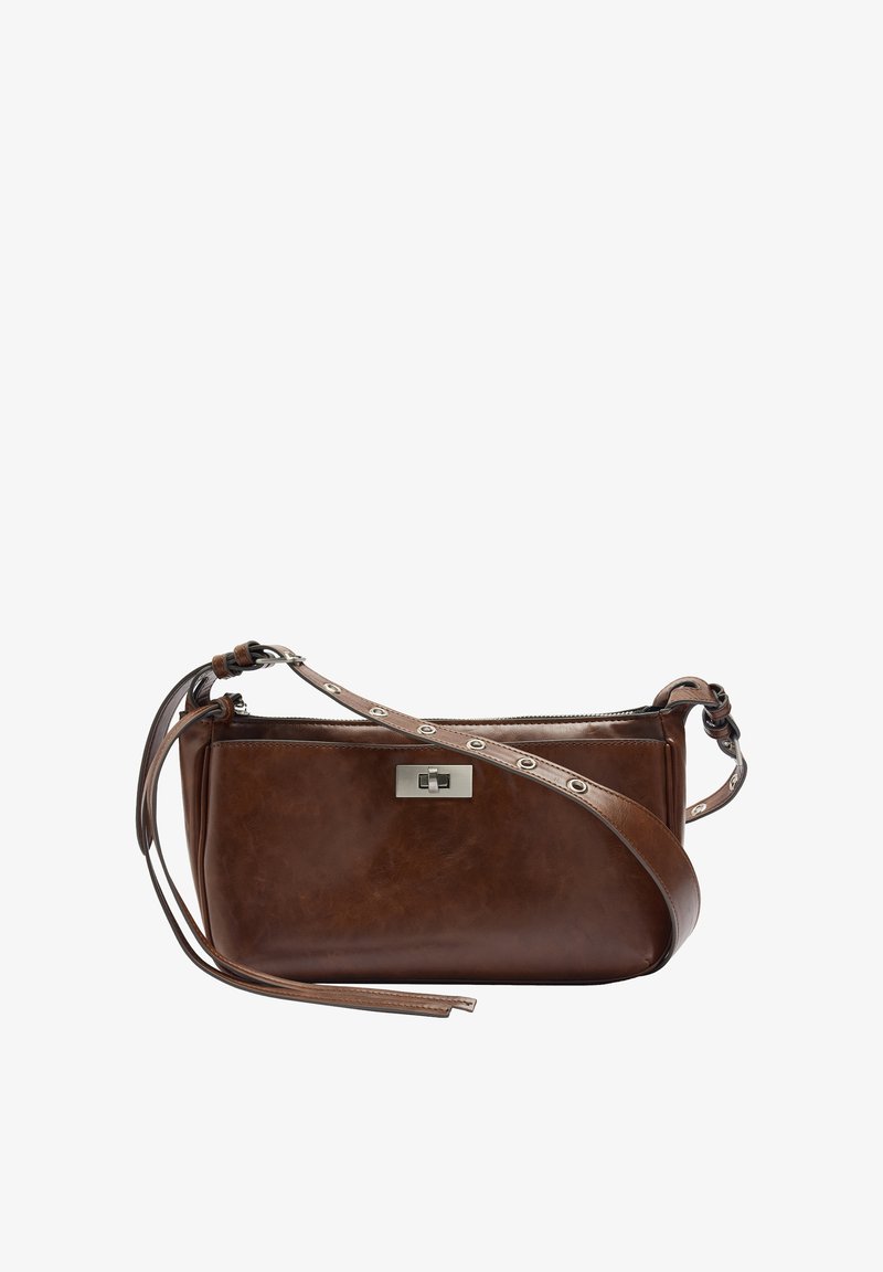 Brązowa skórzana torba na ramię o prostokątnym kształcie, z zamkiem błyskawicznym i metalowymi akcentami. Posiada długi regulowany pasek z oczkami.