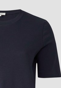 Marineblaues T-Shirt mit kurzen Ärmeln aus weicher Baumwolle, mit klassischem Rundhalsausschnitt und einer glatten, gleichmäßigen Textur ohne sichtbare Muster oder Details.