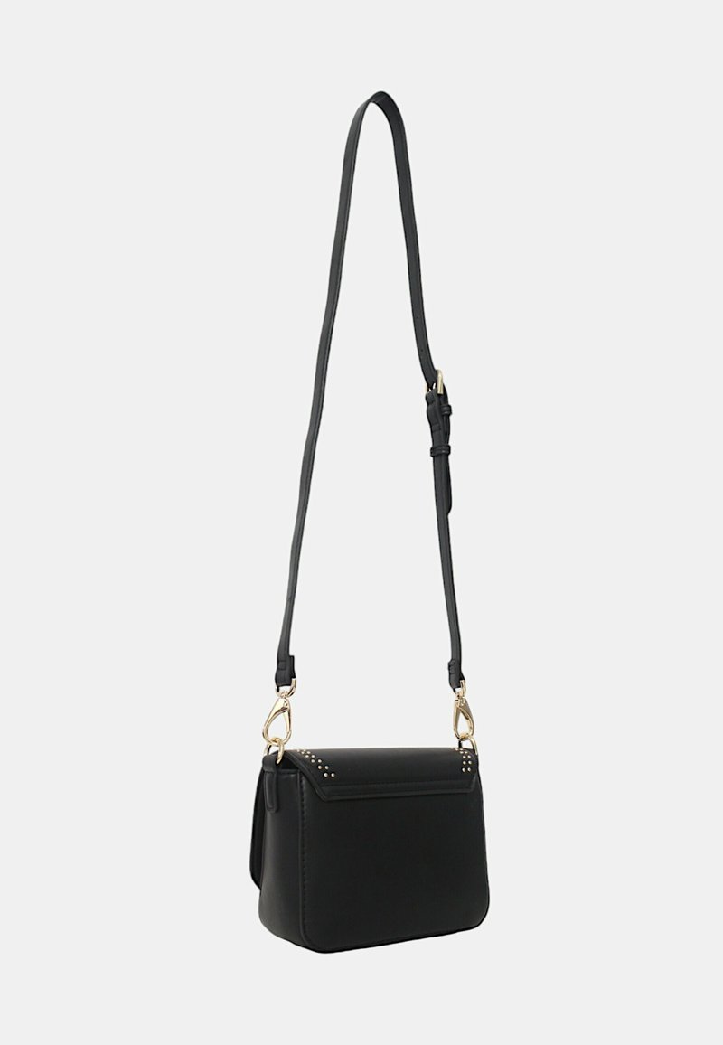 Bolso de hombro de imitación cuero negro con una forma estructurada, correa ajustable y herrajes en tono dorado. Presenta acentos de tachuelas en la tapa.