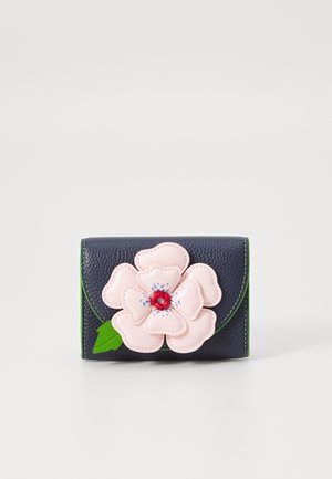 Portafoglio in pelle blu navy con applicazione di un fiore rosa caratterizzato da un centro rosso, foglia verde e cuciture verde brillante lungo i bordi.