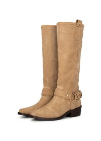 Botas altas de ante beige con puntera apuntada, acentos decorativos de hebilla y un tacón bajo y apilado. Textura suave con un acabado liso.