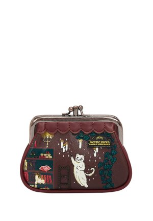 Piccola borsa con chiusura color borgogna, raffigurante un gatto bianco che raggiunge delle candele fluttuanti e un'insegna con la scritta "Mystic Wicks Candle Workshops".