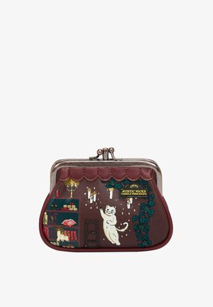 Pequeño monedero burdeos con cierre, con un gato blanco que alcanza velas flotantes y un cartel que dice "Mystic Wicks Candle Workshops".