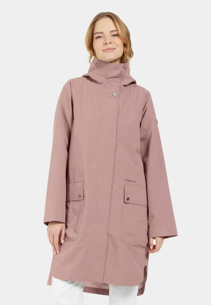 Rosa vattentät regnjacka med hög krage, tryckknappar, sidofickor och avslappnad passform. Slät textur och knälång design.