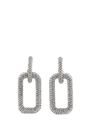 Boucles d'oreilles pendantes rectangulaires en argent avec bords arrondis, chacune ornée de petits cristaux clairs incrustés sur les sections suspendues et les parties de liaison.