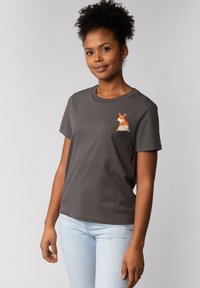 Grijze katoenen t-shirt met een corgi-ontwerp op de linkerkant van de borst. Korte mouwen, ronde halslijn en een comfortabele pasvorm.