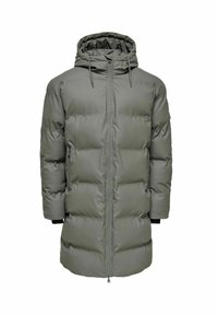 Doudoune en vert olive, avec une fermeture éclair à l'avant, une capuche avec des cordons de serrage et des poignets de manches noirs. Motif matelassé horizontal sur l'ensemble.