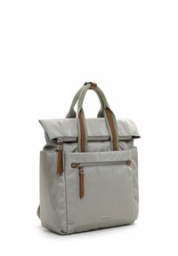 Zaino in tessuto grigio con pattina pieghevole, dettagli in pelle marrone, maniglie superiori e tasca frontale con zip. Texture liscia e forma strutturata.