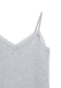 Camisola grigia con pizzo lungo il collo e le spalline, caratterizzata da un piccolo fiocco decorativo al centro. Tessuto morbido.