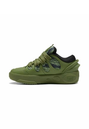 Sneaker verde oliva robusta con lacci spessi, inserti in rete mimetica, collo imbottito nero e suola testurizzata con loghi in rilievo.