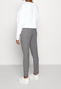 Vero Moda Kalhoty - mottled grey
