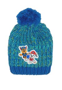 Gorro de lana azul con acentos verdes, que presenta un pompón esponjoso en la parte superior y un parche con dos perros de dibujos animados en la parte frontal.