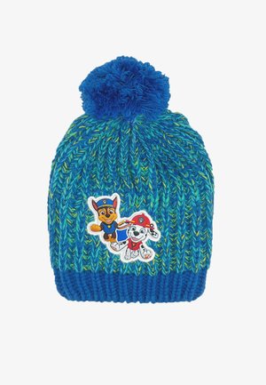 Gorro de lana azul con acentos verdes, que presenta un pompón esponjoso en la parte superior y un parche con dos perros de dibujos animados en la parte frontal.