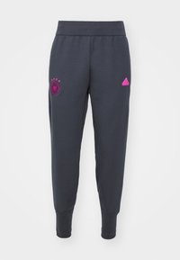 Grijze joggingbroeken met taps toelopende pijpen, elastische tailleband, voorzien van het roze Adidas-logo en het Duitse wapen met vijf sterren. Zacht materiaal, casual pasvorm.
