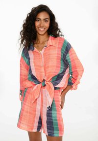 Pestrofarebné pruhované tričko a šortky v koralovej, zelenej a námorníckej farbe. Ľahká látka s uzlíkovým dizajnom vpredu a gombíkovým zapínaním.