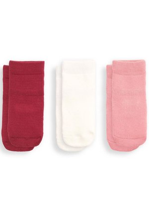Set von drei Paar Socken: tiefrot, weiß und hellrosa. Jedes Paar hat eine gerippte Textur und ein glattes Finish.