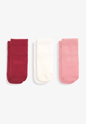 Set di tre paia di calzini: rosso scuro, bianco e rosa chiaro. Ogni paio presenta una texture a costine e una finitura liscia.
