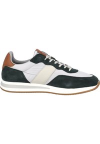 Sneaker mit Obermaterial aus dunkelgrünem Wildleder und hellgrauem Leder, mit einem beigen Akzentstreifen, brauner Fersenlasche und weißer Gummisohle.