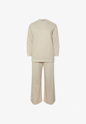 Sudadera de algodón beige con manga larga y cuello redondo, combinada con pantalones de pierna ancha, ambos con un acabado suave y texturizado.