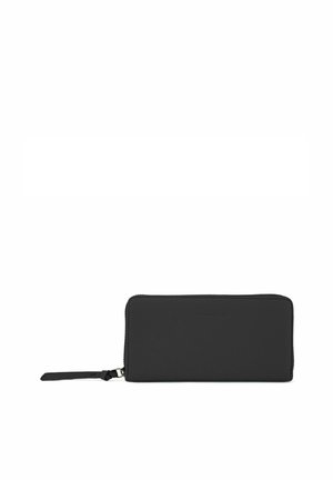 Portafoglio in pelle nera con una texture liscia, chiusura con zip e un cinturino da polso. Forma rettangolare con design minimalista e logo impresso.