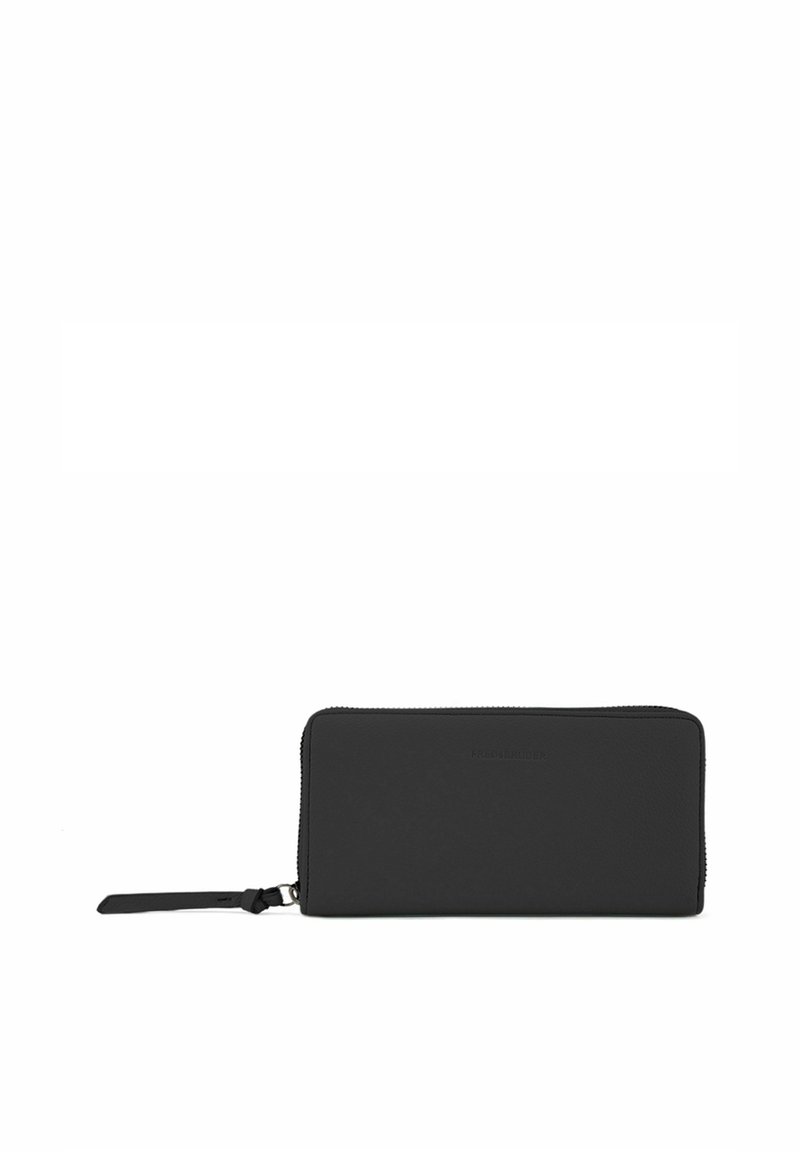 Portafoglio in pelle nera con una texture liscia, chiusura con zip e un cinturino da polso. Forma rettangolare con design minimalista e logo impresso.