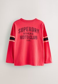 Rød langærmet t-shirt lavet af bomuld med et sort-hvidt grafisk print og stribede detaljer på ærmerne. Casual design.