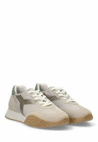 Zapatillas en beige y verde claro con una parte superior de ante texturizado, acentos brillantes y una suela de goma con patrón hexagonal. Cintillas blancas.