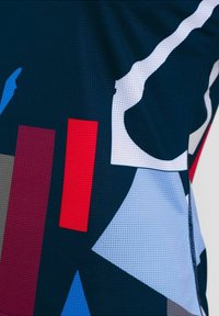 Sportoberteil aus marineblauem Mesh-Stoff mit abstrakten geometrischen Mustern in Blau, Rot und Grau. Enthält Texturen und saubere Schnittkanten.
