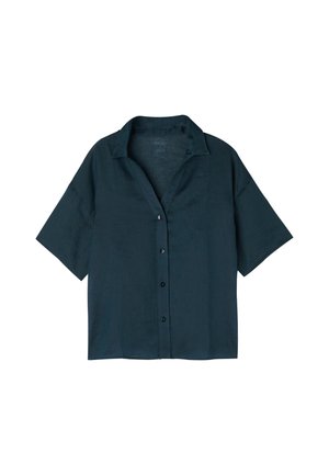Camisa de botones de manga corta en lino verde oscuro, con un cuello relajado y una textura suave. Cinco botones en el frente.