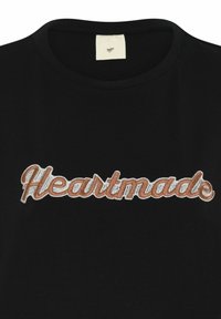 Μαύρο T-shirt με στρογγυλή λαιμόκοψη με τη λέξη "Heartmade" κεντημένη με καφέ και λευκό νήμα στο στήθος.