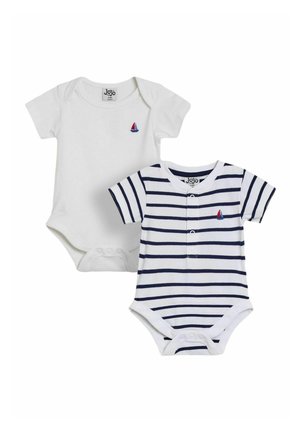 Deux bodysuits pour bébé : l'un est blanc uni avec un emblème de voilier, l'autre est à rayures bleu marine et blanches avec des boutons et un emblème de voilier assorti.